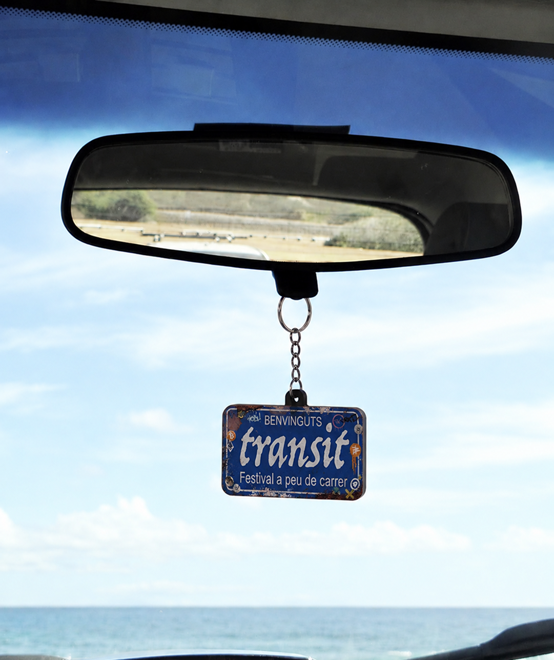 Llavero Transit colgado del retrovisor